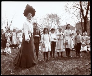 Kvinne med barn som holder flagg på Arbor Day i Tompkins Square Park, New York, 1904 (sølv gelatintrykk)